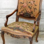Twee verschillende fauteuils à la reine van gesculpteerd notenhout in Régencestijl. We voegen er een bankje en een ronde salontafel aan toe.