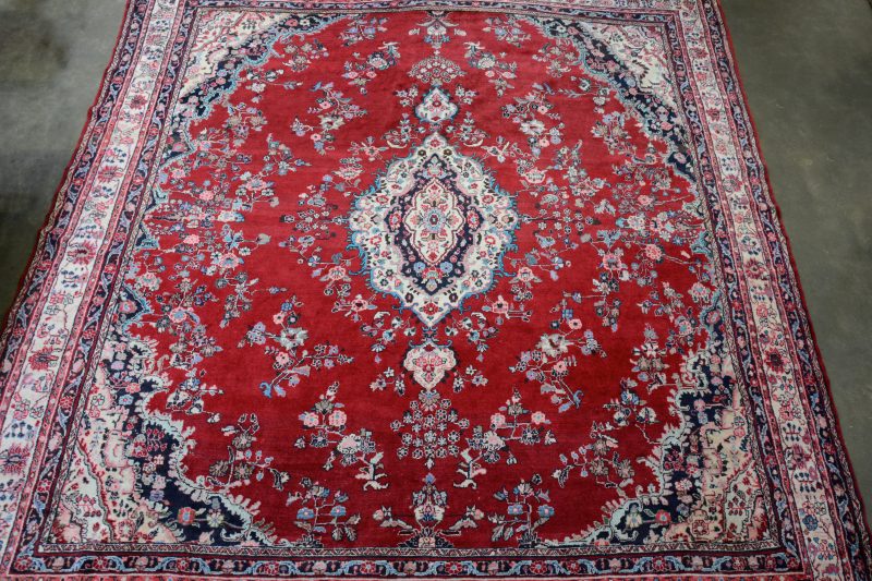 Perzisch wollen tapijt met centraal medaillon en rozenstruiken. Handgeknoopt.