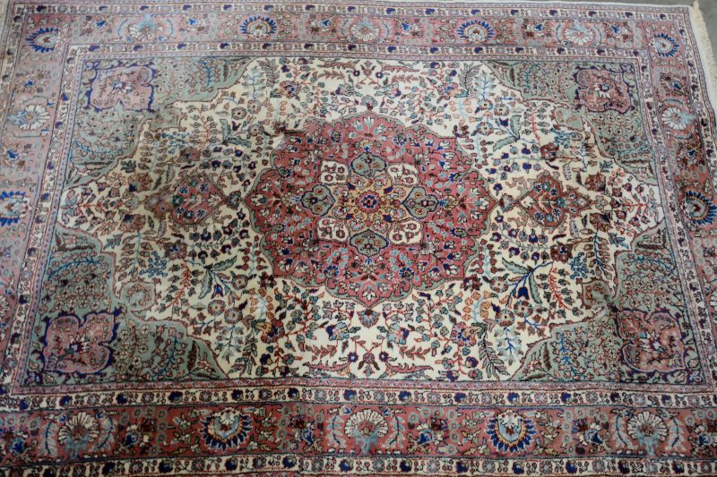 Perzisch wollen tapijt met centraal medaillon. Handgeknoopt.