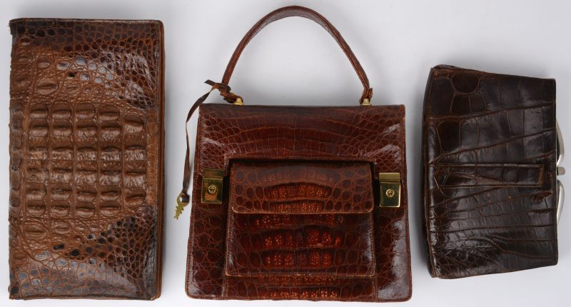 Een lot van drie oude handtasjes van krokodillenleer.