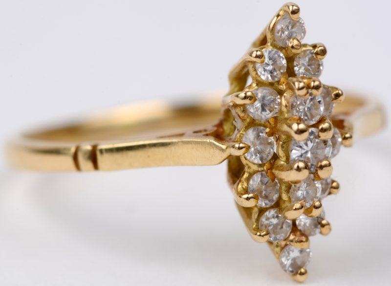 Een 18 karaats geel gouden markiesvormige ring bezet met briljanten met een gezamenlijk gewicht van ± 0,15 ct.