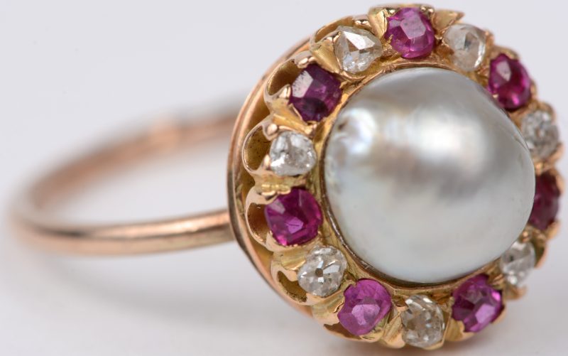 Een 18 karaats geel gouden ring bezet met diamanten oude slijp en robijnen met een gezamenlijk gewicht van 0,40 ct. en en grijze parel.