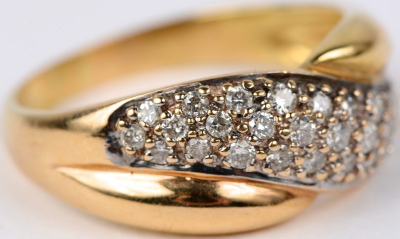 Een 18 karaats geel gouden ring bezet met briljanten met een gezamenlijk gewicht van 0,90 ct.