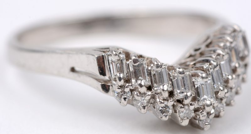 Een 18 karaats wit gouden ring bezet met diamanten en baguetten met een gezamenlijk gewicht van 0,45 ct.