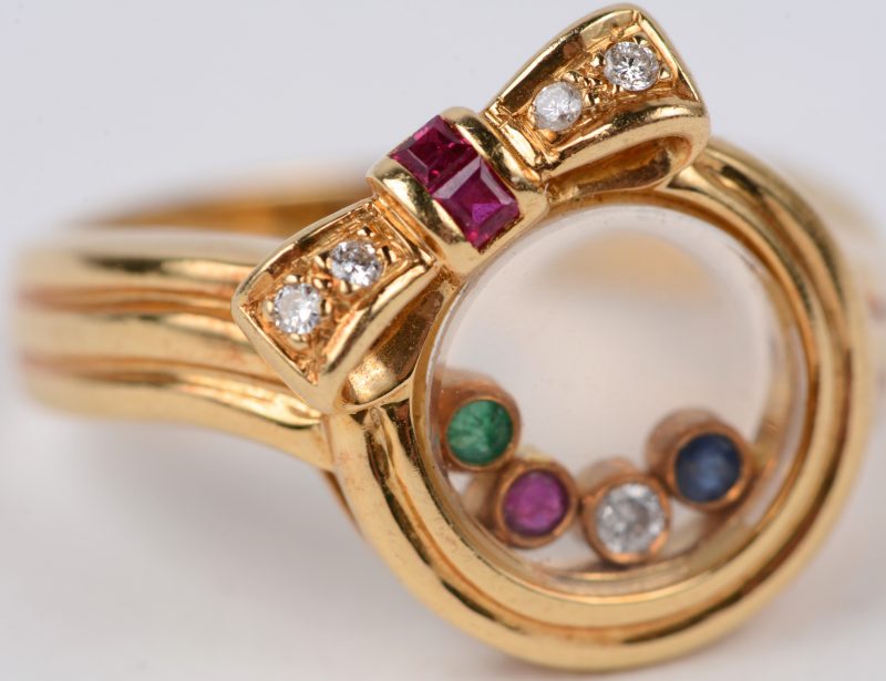 Een 18 karaats geel gouden multi color ring bezet met diamanten, robijnen, saffier en smaragd met een gezamenlijk gewicht van ± 0,30 ct.