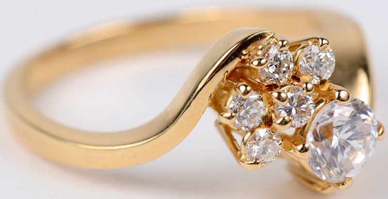 Een 18 karaats wit gouden ring bezet met briljanten met een gezamenlijk gewicht van ± 0,80 ct.