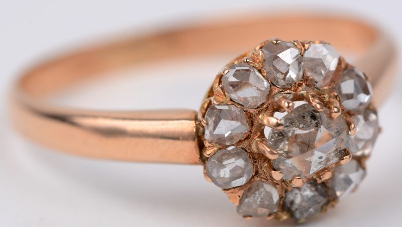 Een 18 karaats wit gouden ring bezet met diamanten oude slijp met een gezamenlijk gewicht van ± 0,70 ct.