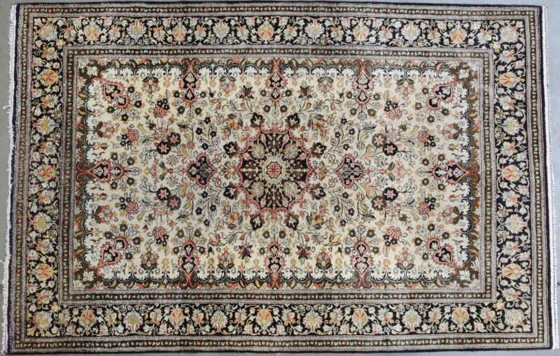 Een handgeknoopt Perzisch karpet van zijde.