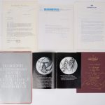 “De tien satanische geboden”. Een reeks van tien zilveren plaquettes in twee plexiglazen lijsten met ontwerpen en signatuur van Salvador Dali, uitgegeven door de Diners Club in 1980. 999,9‰, 450 gram/stuk. Met certificaten.