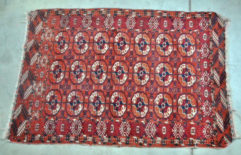 Een antiek Bochara karpet.