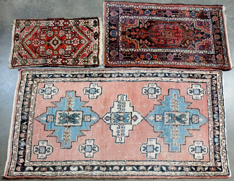Een lot van drie handgeknoopte Perzische wollen tapijtjes.