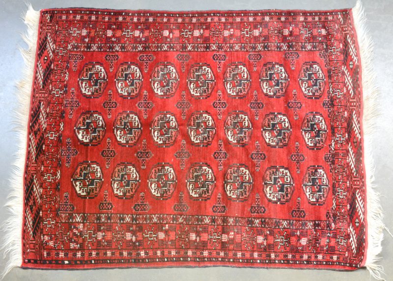 Perzisch karpet van wol met Yomudmotief. Handgeknoopt.