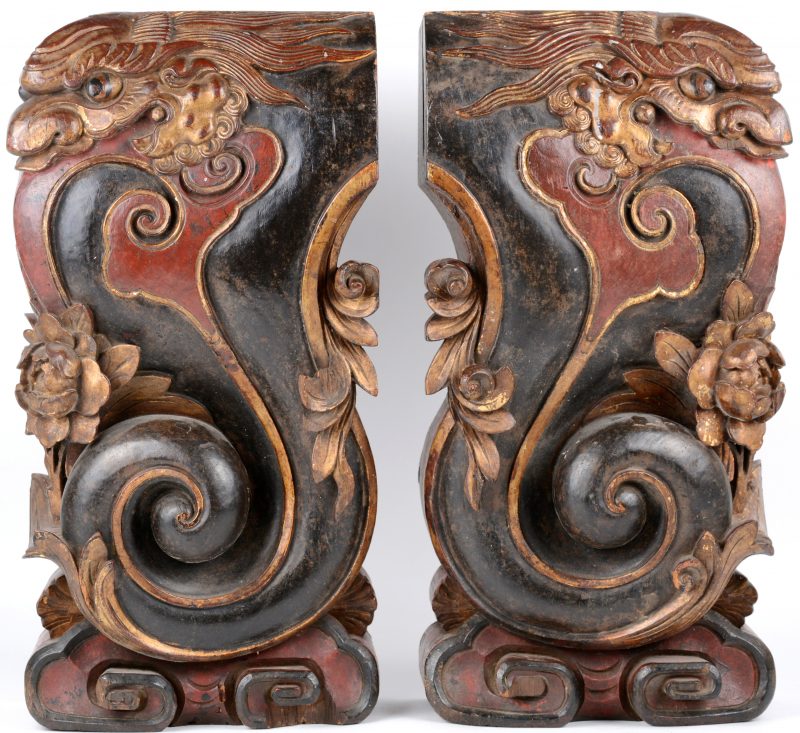 Twee onderdelen van een portaal van een hindoetempel. Meerkleurig en verguld hout, versierd met bloemen en tempelleeuwen.