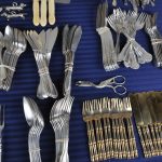 Een groot lot verzilverd metalen bestekken, waaronder messen met benen handvat, verscheidene serveerlepels, visbestek, ...