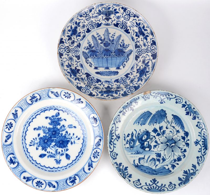 Drie diverse schotels van Delfts blauw en wit aardewerk. XVIIIde eeuw.