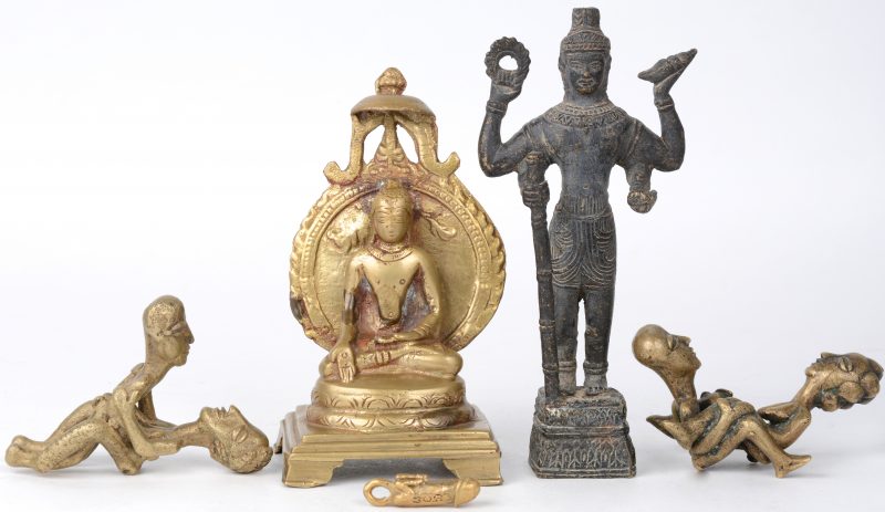Een lotje bronzen beeldjes, bestaande uit twee gedaantes van Boeddha en twee erotische groepjes en een fallus als hanger, vermoedelijk Aziatisch.