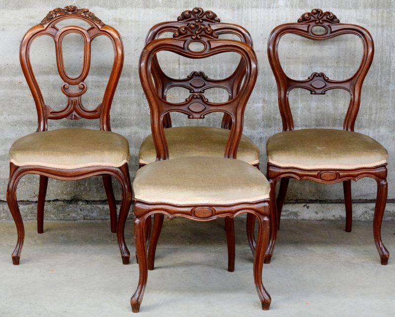 Drie mahoniehouten stoelen in Louis Philippestijl, bekleed met beige fluweel. We voegen er een vierde, afwijkend model aan toe.