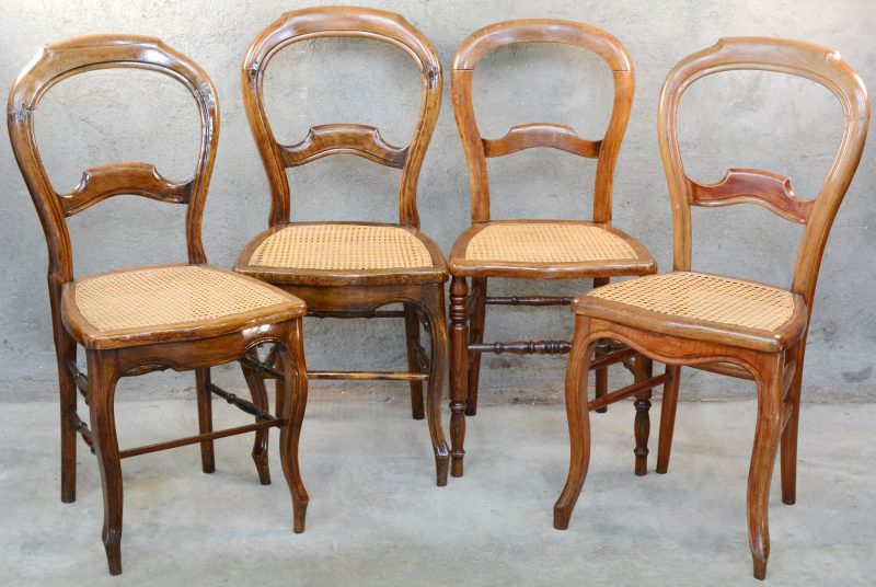 4 notenhouten stoelen in Louis Philippestijl met gecanneerde zit.