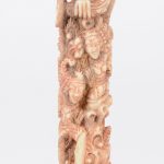 Twee beeldjes van gesculpteerd Afrikaans ivoor. We voegen er een Aziatisch beeldje van gesculpteerd been met een voorstelling van Garuda aan toe.