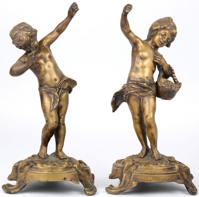 Een jongetje en een meisje van brons op voetsuk in Lodewijk XV-stijl.
