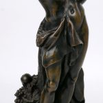 “De waterdraagster” &”De panfluitspeler”. Een paar beelden van donkergeptaineerd brons op rood marmeren sokkel.