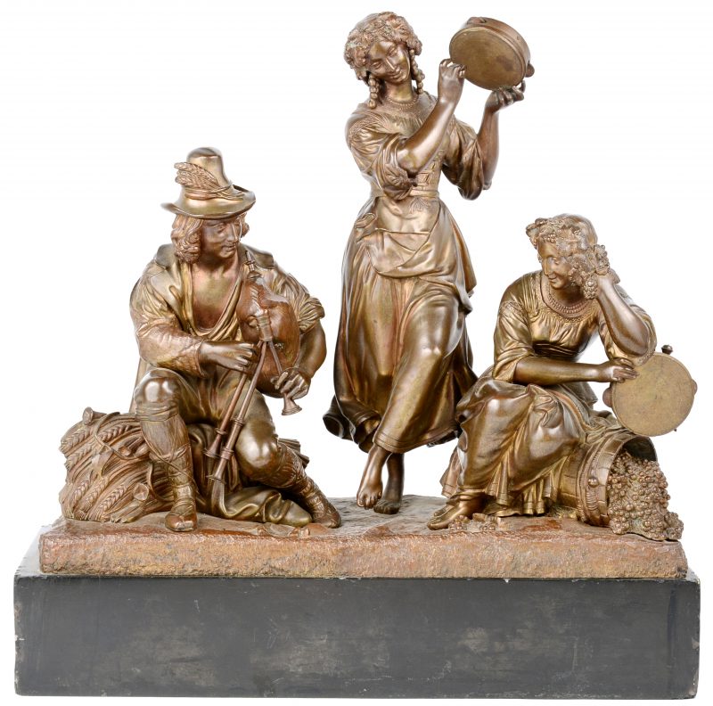 “Drie muzikanten”. Een groep van bruingepatineerd brons op arduinen sokkel.