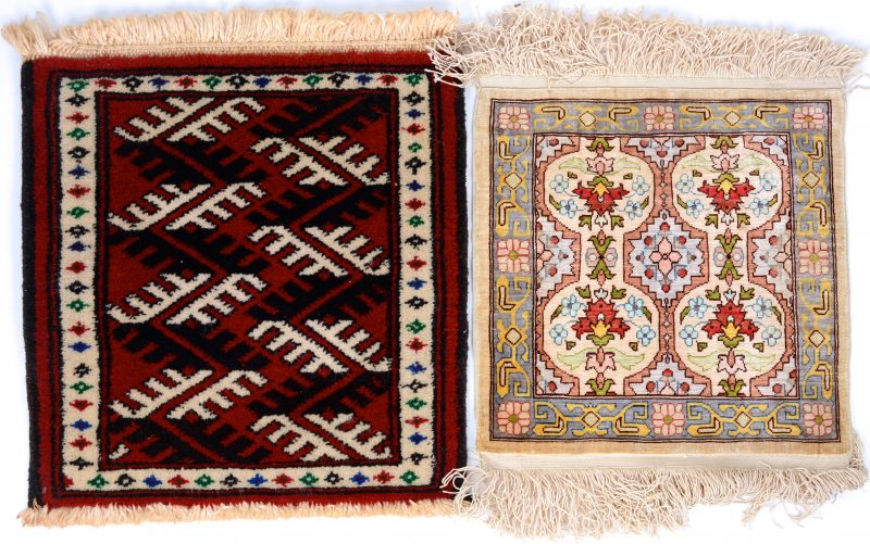 Twee handgeknoopte miniatuur karpetjes, waarbij één van wol en één van zijde.