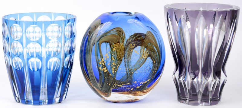 Een lot kristal, bestaande uit een blauwe en een mauve geslepen vaas en een geblazen vaas van Didier Sabo.