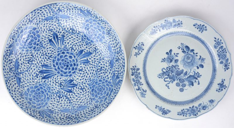 Twee schotels van blauw en wit Chinees porselein. XIXde eeuw.