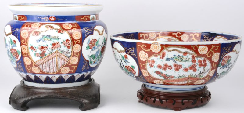 Een bowl en een cachepot van Imari porselein. Onderaan gemerkt en “Gold Imari”.