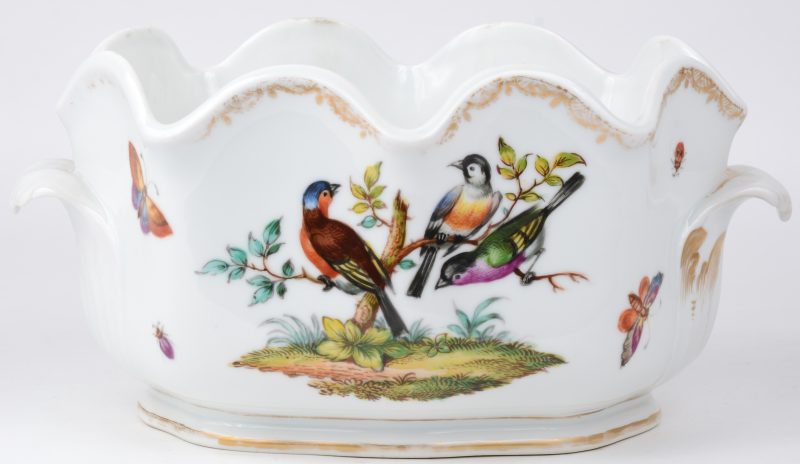 Een jardinière van Frans porselein met een meerkleurig decor van vogels en vlinders en vergulde details. Onderaan gemerkt.