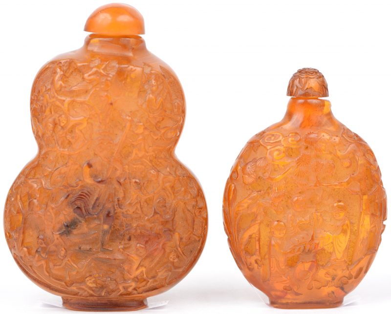Twee snuff bottles van gebeeldhouwd amber, Chinees werk.