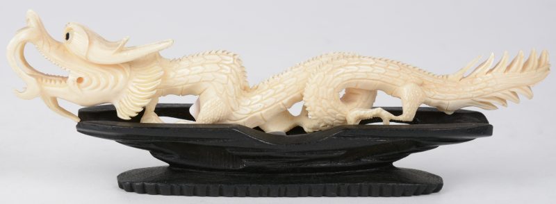Een draakje van gesculpteerd ivoor. Chinees werk.