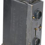 “Le Glyphoscope”. Een oude fotocamera met platen en in tasje. Omstreeks 1904.