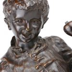 “Elle ronfle”. Een beeld van bruingepatineerd brons. Gesigneerd.