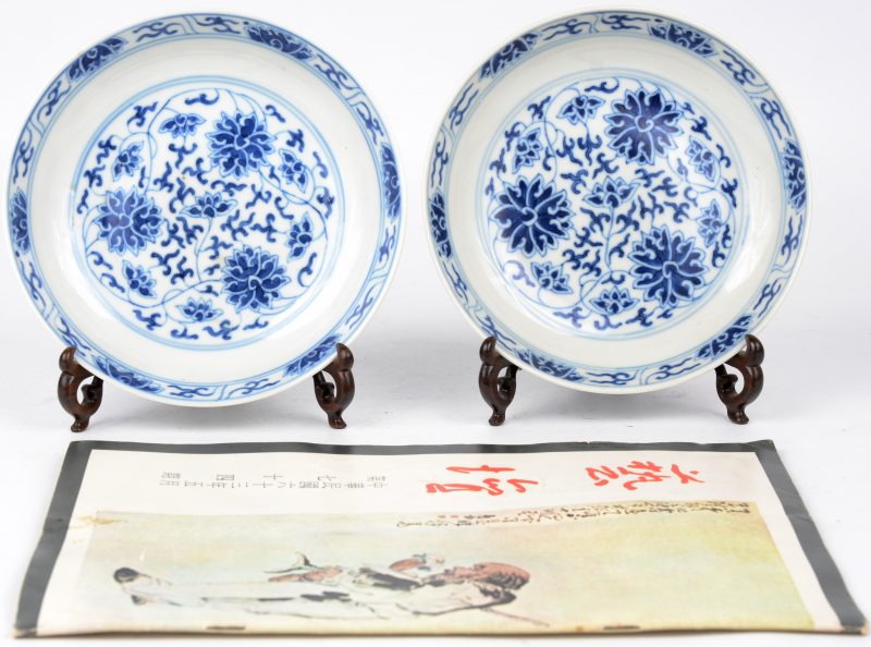 Een paar schaaltjes van Chinees porselein met een blauw op wit decor. Onderaan gemerkt.