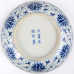 Een paar schaaltjes van Chinees porselein met een blauw op wit decor. Onderaan gemerkt.