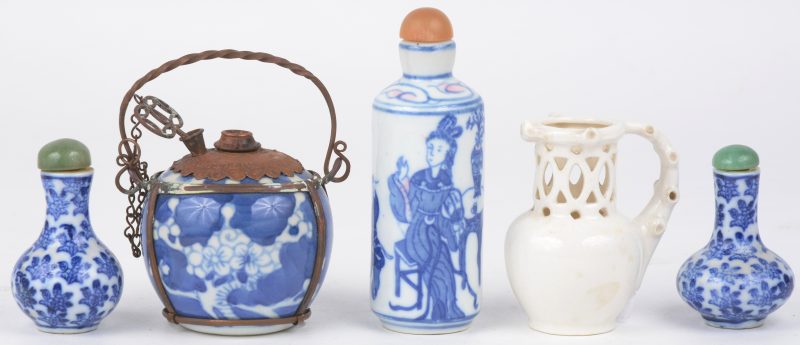 Een lotje Chinees porselein, bestaande uit twee blauw-witte vaasjes, een wit kannetje, een parfumflesje en een wierrookbrandertje.