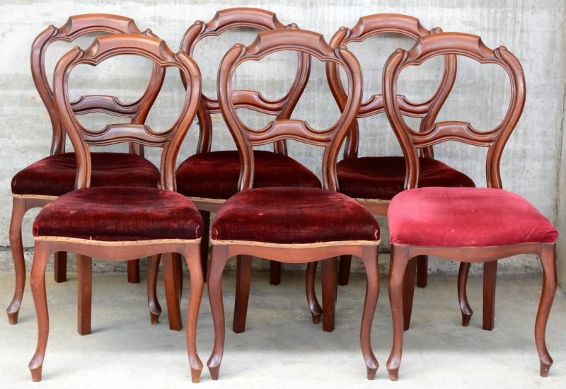 Een reeks van zes mahoniehouten stoelen in Louis Philippestijl met fluwelen bekleding.