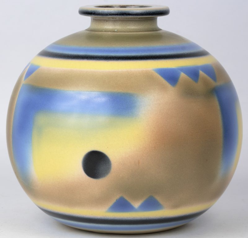 Een bolle vaas van meerkleurig aardewerk. Onderaan gemertk.