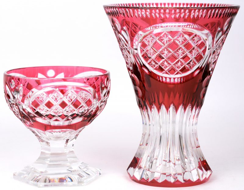 Een vaas en een drageoir van geslepen kleurloos en roze kristal. Beide gemerkt, genummerd op 75 stuks en gesigneerd “Xavier Crespo”. Met certificaten.