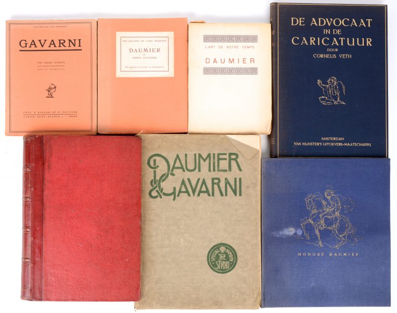 Een lot van zes Franstalige boeken met betrekking tot Daumier en Gavarni. We voegen er een Nederlandstalig boek aan toe: “De advocaat in de caricatuur” met o.a. werken van twee bovengenoemde kunstenaars.