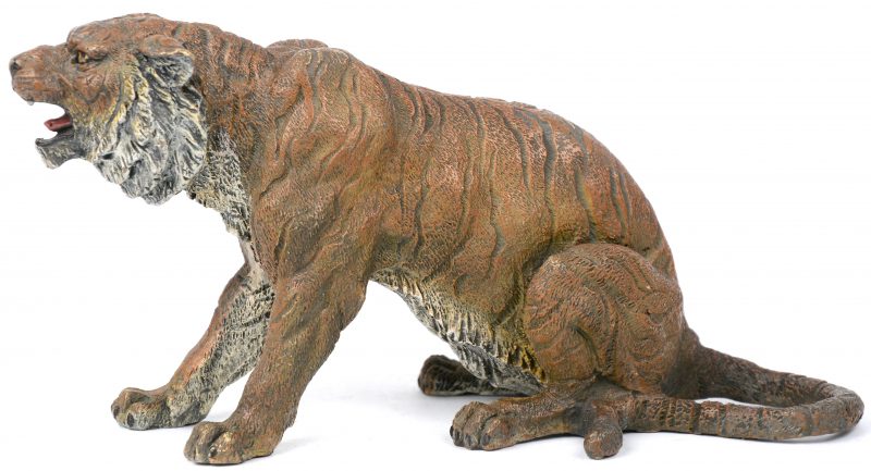 Een zittende tijger van gepolychromeerd brons.