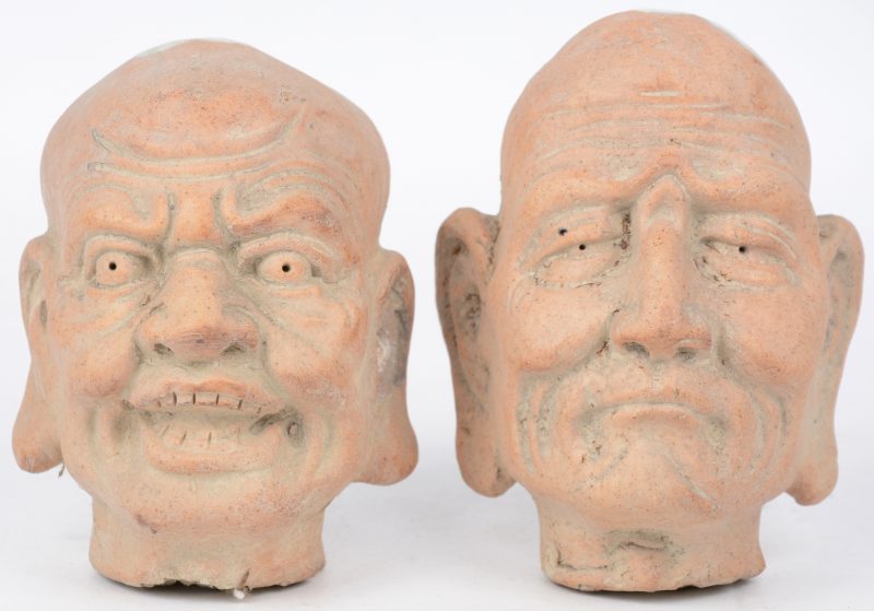 Twee Chinese hoofdjes van terracotta.