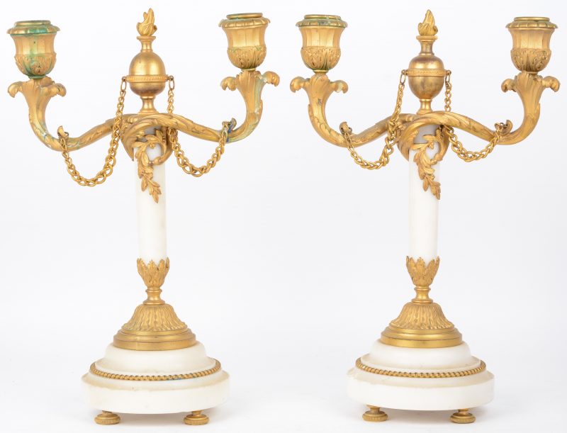 Een paar twee-armige kandelaars van albast en verguld brons in Lodewijk XV-stijl.
