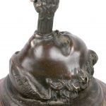 “Mercurius”. Een bronzen beeld op een sokkel van roze marmer en brons, versierd met een reliëfdecor in een fries.  Naar een werk van Jean de Bologne.