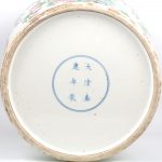 Een dekselvaas van Chinees porselein met een meerkleurig decor van een perzikstruik.