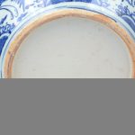 Een vaas van Chinees porselein met een blauw op wit decor van kraanvogels.