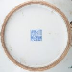 Een buikvaas van meerkleurig Chinees porselein met een negen-perzikkendecor.
