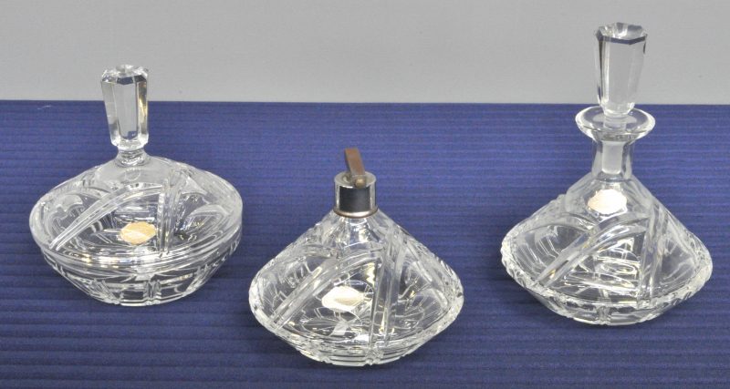 Een lot kleurloos geslepen kristal, bestaande uit een parfumverstuiver, een bonbonnière en een karafje.